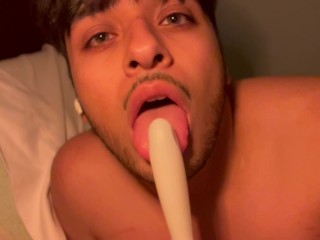 Зеленоглазая 19-летняя мастурбирует в спальне