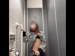 JP/突然、駅で興奮したメスガキは必死にオナニします - Screenshot 11 of 16 - 男の娘