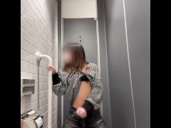 JP/突然、駅で興奮したメスガキは必死にオナニします