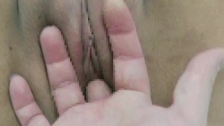 Рогоносец, извращенная киска шлюшки! Мужская рука пропитана большим количеством сквирта!