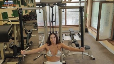 Потная мачеха трахается после спортзала, пока стирает белье