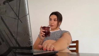 Carla пердит во время работы!