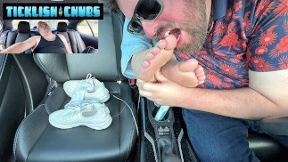 Медведь Немо имеет власть над мастером щекотки Matt