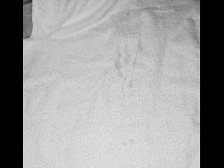 Британская Virgin снимает груз на полотенце для душа