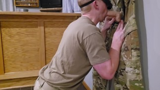 Soldat curieux bi accepte sa punition ** aperçu **
