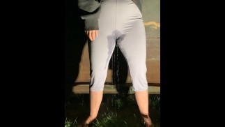 Девушка отчаянно хочет пописать и писает через штаны для йоги