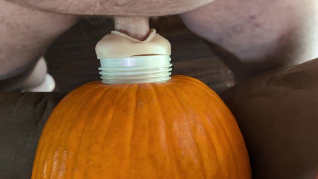 Guy Gives Pumpkin a Deep Creampie and Plays With the Cum