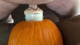 Guyはカボチャに深い中出しを与え、絶頂で遊ぶ