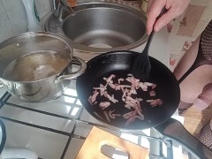 Naked kitchen. Pasta carbonara.