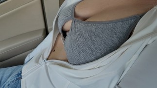 Ich lasse meinen Virgin Stiefbruder meine großen Brüste im Auto berühren