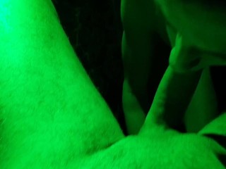 Во время секс-сауны, путешествуя по сауне, молодой твинк нашел сочный член в неоновой комнате, чтобы отсосать сперму