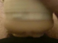 Mec tatouer baise une belle chatte jusqu’à l’orgasme fleshlight
