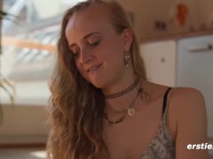 Ersties - Höhepunkt mit Latexbody und Netzstrumpfhose in Gartenidylle