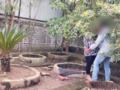 Public garden Sex Girlfriend with boyfriend blowjob and fucking without condom
