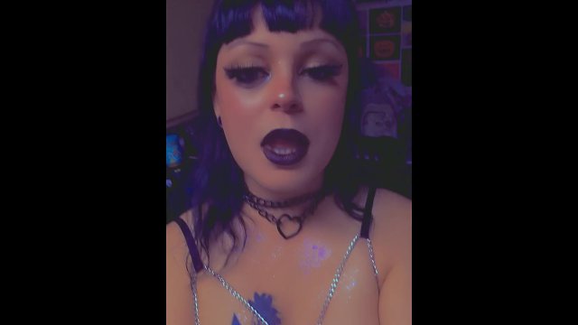 Trans girl shows off fit. Goth.