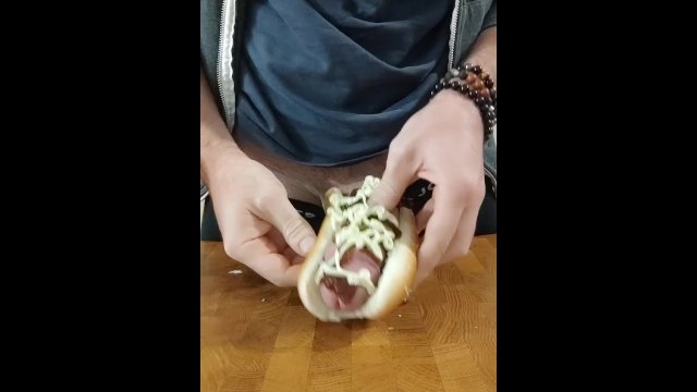 Je me suis fait un bon hot-dog avec ma grosse saucisse 🤤! (Il n'y a pas eu de gâchis 😏).