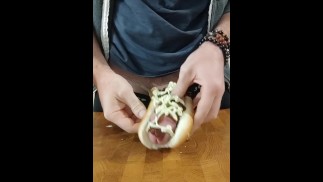 Je me suis fait un bon hot-dog avec ma grosse saucisse 🤤! (Il n'y a pas eu de gâchis 😏).