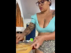 MULHER CASADA FAZENDO BOLO DE SHORTS CURTO