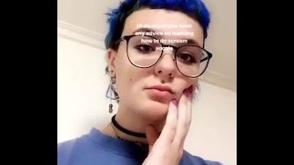 шлюха с синими волосами