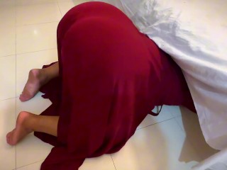 Арабская Booty BBW Hot фигуристая мусульманская девушка застряла под кроватью и хочет грубого траха в задницу, когда убирает комнату!
