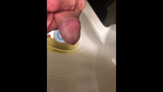 Я хотел кончить для тебя в этот писсуар после того, как пописал, но мне пришлось остановиться, когда кто-то вошел