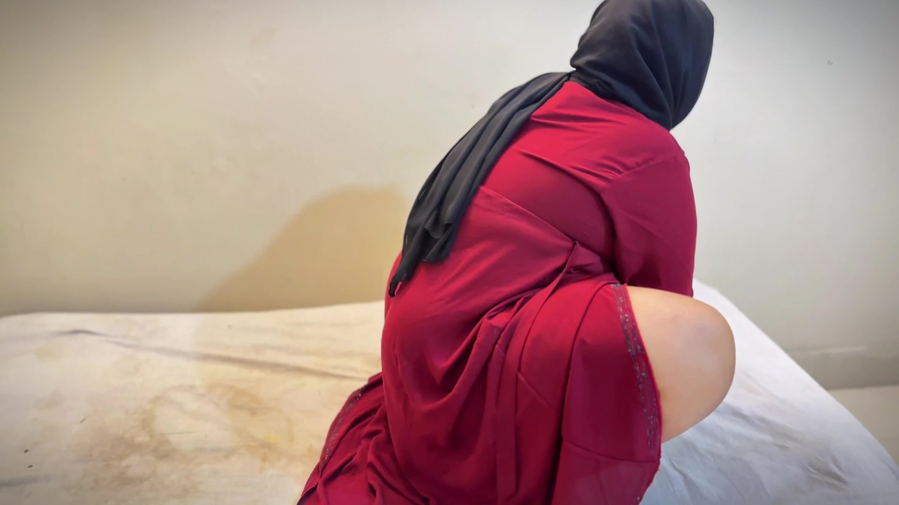 Арабская пухлая киска и огромная задница толстушки в хиджабе Использованная  секс-игрушка и игра с киской почти застукали в родительской спальне