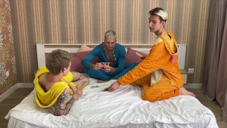 На пижамной вечеринке парни решили заняться жестким сексом