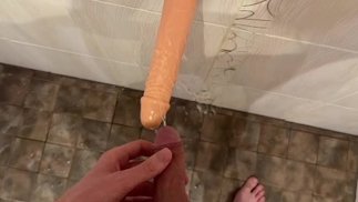 Usando orina como lubricante para follarme el culo