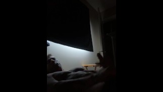 Накрашенный мужчина лежит в постели