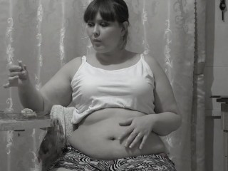 Mukbang. Mature Housewife BBW MILF with Big Belly Eats.