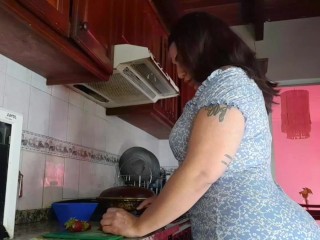 Carla пердит во время приготовления ужина! Такой игристый!