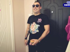 Потрахалась с доставщиком пока муж на работе. самый вкусный бургер. - Screenshot 2 of 16 - Большой член