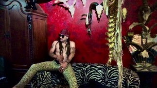 Готический парень в его естественной среде обитания 😊