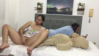 Возбужденная девушка мастурбирует на глазах у мужа, жаждущего пениса.