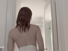 Petite girl se enjabona sus tetas naturales