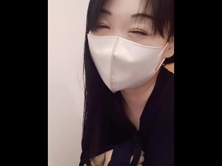 昼間のオフィスで乳首オナニー