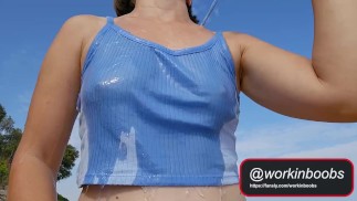 Яркие сиськи гуляют топлес и принимают душ на пляже