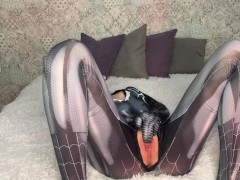 Девушка паук сладко мастурбирует своими пальчиками - Screenshot 11 of 16 - Spider Girl
