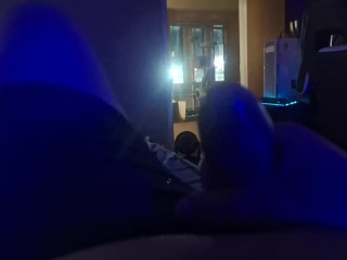 Жалюзи вверх, дверь открыта! Мастурбирую, пока проезжают машины!