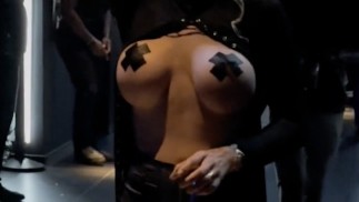 The 'Wild Corner' in HI Ibiza! Hot babe showing her big boob's in public club