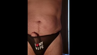 Мужчина дрочит в трусиках