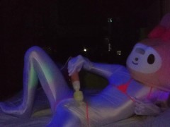 暗闇で淫らに映えるマイクロビキニ！マイ○ロディ(♂️)が暗闇でオナニーしてみた💡腰ガクガクしながらイクとこ見てて…💓【サ○リオドピューロランド】【ハロウィン】