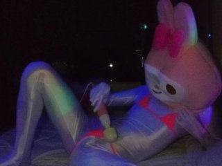 暗闇で淫らに映えるマイクロビキニ！マイ○ロディ(♂️)が暗闇でオナニーしてみた💡腰ガクガクしながらイクとこ見てて…💓【サ○リオドピューロランド】【ハロウィン】