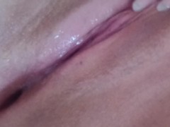 تفرك كسها وتنزل شهوتها وتصور لزوجها