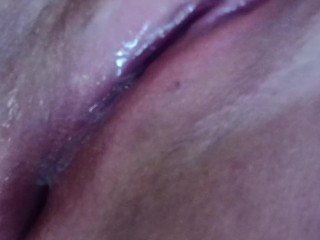 تفرك كسها وتنزل شهوتها وتصور لزوجها