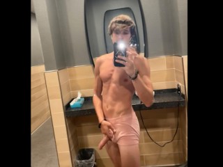 Это было Hot после тренировки, и я трахнул себя массивным дилдо 🍆🍑💦