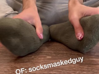 Der Haarige Twink Zeigt Seine Militärsocken Nach Dem Training