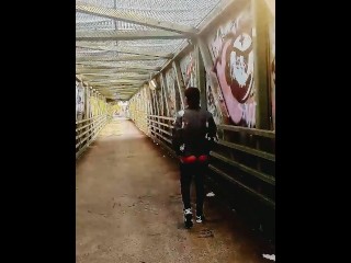 НЬЮ-ЙОРК СНАРУЖИ ПУБЛИЧНОЕ СОЛО ЖЕНСКИЙ КОСПЛЕЙ ХОДИТ ОБНАЖЕННОЙ