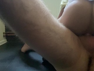 在紧致的阴户和强烈的射精中硬操一个性玩偶