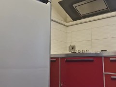 safada sem calcinha na cozinha